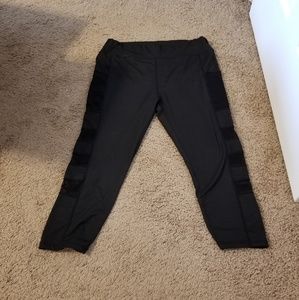 Capri leggings with mesh pockets